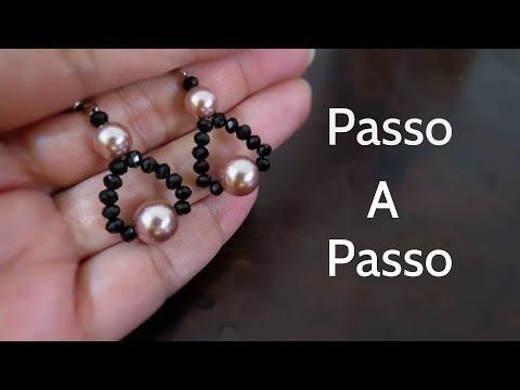 a person holding two small black and white beads in their hands with the words passo a paso written below them