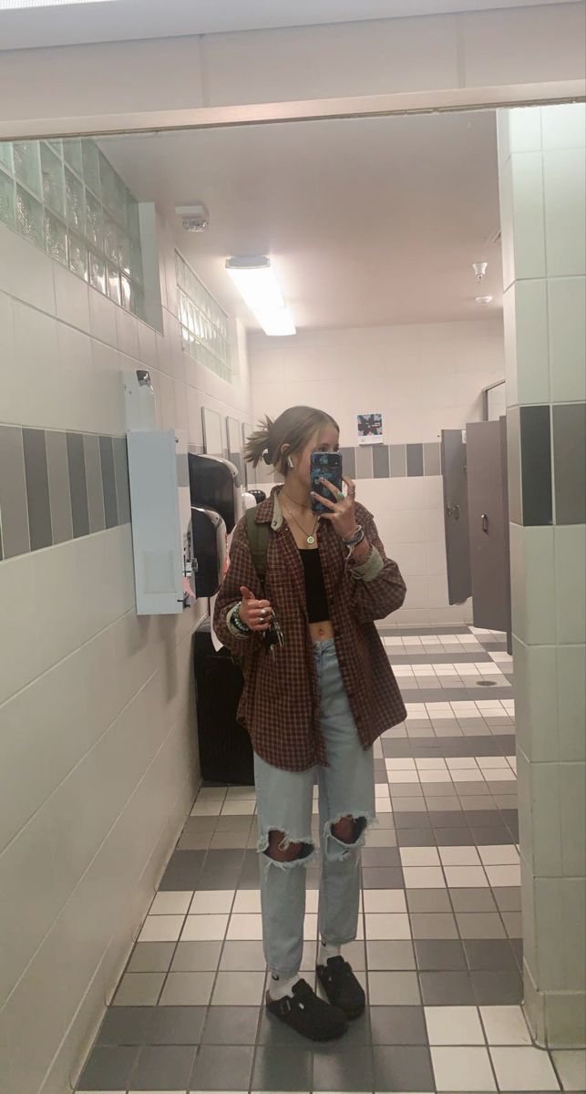 Outfits With Brown Clogs, Outfits With Black Clogs, Birkenclog Outfit, Birkenstock Mocha Clogs Outfit, Clogs Outfit Black, Doc Clogs Outfit, Black Leather Clogs Outfit, Outfits With Black Birkenstock Clogs, Dark Birkenstock Clogs Outfit