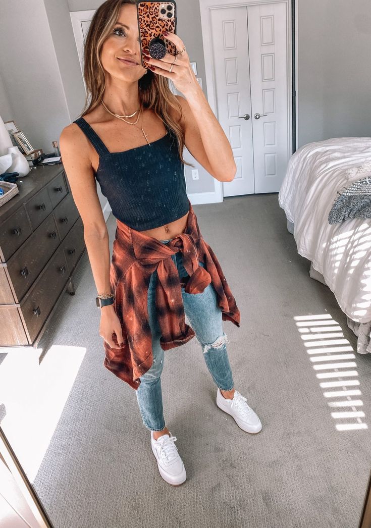 Flannel Around Waist Outfit, Aerie Outfits, Retro Vintage Outfits, Waist Outfit, Flannel Outfits Summer, Chiffon Babydoll Dress, Flannel Shirt Outfit, Henley Hoodie, Lauren Kay Sims