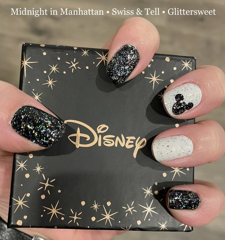 How To Do Mickey Mouse Nails, Chrome Mickey Nails, New Year Disney Nails, Matte Disney Nails, Disney Nail Colors, Disney Nails Pedicure, January Disney Nails, Disney Nails Classy, Disney Nails Sparkle