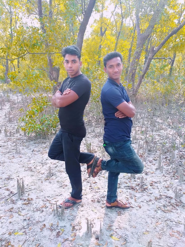 Pose Prindapan, Funny Group Poses, Funny Poses With Friends, Cool Duo Poses, Funny Group Pictures, Funny Couple Photos, Funny Photoshoot Ideas, Funny Couple Poses, India Funny