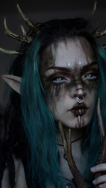 𝐍𝐞𝐥𝐥 on Instagram: "My druid look in action 🍃✨ • The multichrome eyeshadow is from @concreteminerals 🍃 in shade Playground ! • #druid #dndcharacter #dnd5e #dndart #fantasy #fantasymakeup #fantasycharacter #darkmakeup #witchmakeup" Dark Druid Costume, Hexblood Druid, Druid Makeup, Drow Druid, Celtic Druid Aesthetic, Druid Cosplay, Fae Cosplay, Halloween Makeuo, Dnd Cosplay