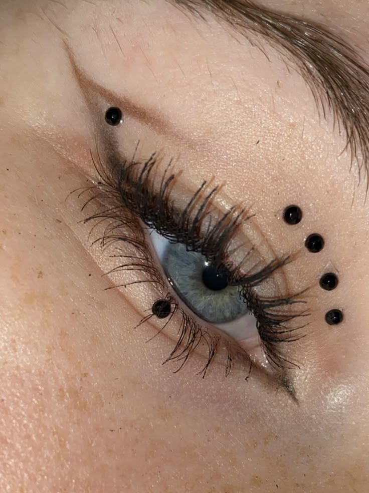 Eye Makeup Dots Eyeliner, Dotted Makeup, Dot Eye Makeup, Graphic Liner Hooded Eyes, Graphic Eyeliner For Hooded Eyes, Point Eyeliner, Eyeliner Inspiration, Hippie Makeup, Eyeliner For Hooded Eyes