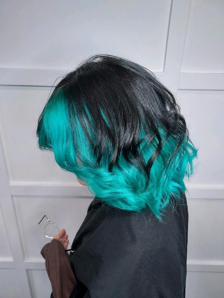 Teal Split Dye Hair, Black And Cyan Hair, Teal Wolfcut, Split Dye Blue And Black, Hair Colors With Black, Blue Hair Split Dye, Hair Dye Ideas Shoulder Length, Teal Hair Color Turquoise, Teal Dyed Hair