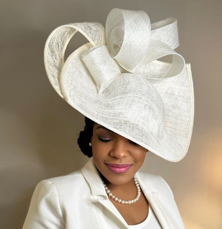 Unique Fascinators, Fascinator Hats Outfit, Fascinator Hats Diy, Church Suits And Hats, White Fascinator, Black Fascinator, Unique Purses, Diy Hat, Church Hats