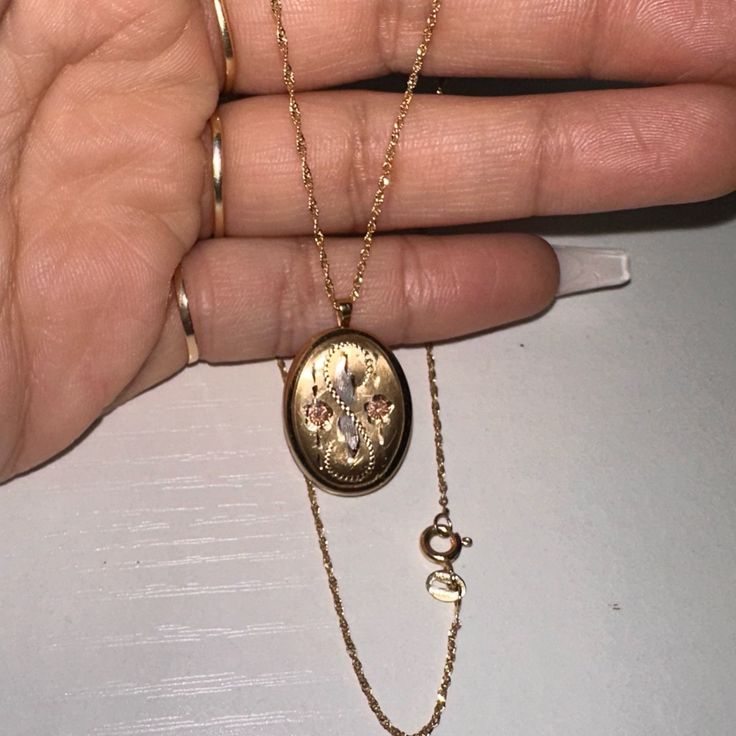 This Beautiful Locket Is Made Of 14k Yellow Gold Filled Metal And Features A Timeless Etched Design. It Still Has Both Its Plastic Covers Inside So It’s In A Like-New Condition! The Back And Front Have Small Scratches And Dings Due To Normal Wear But Overall In Good Condition As Well. It Is Marked 14k G.F Ppc On The Bale. Comes With A 14k 16” Singapore Chain, Also Stamped ‘585’ For 14k Small Gold Locket, Locket Gold Necklace, Locket Vintage, Locket Gold, Locket Necklace Vintage, Gold Locket Necklace, Gold Locket, Locket Necklace, Gold Yellow