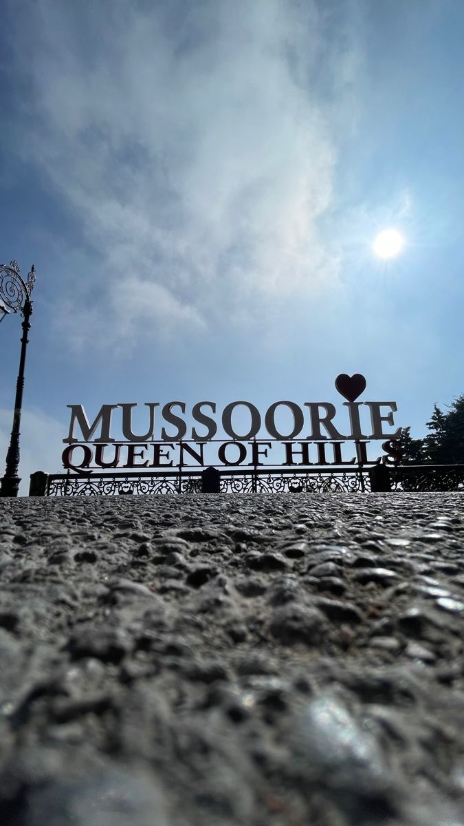 there is a sign that says mussoore queen of hill