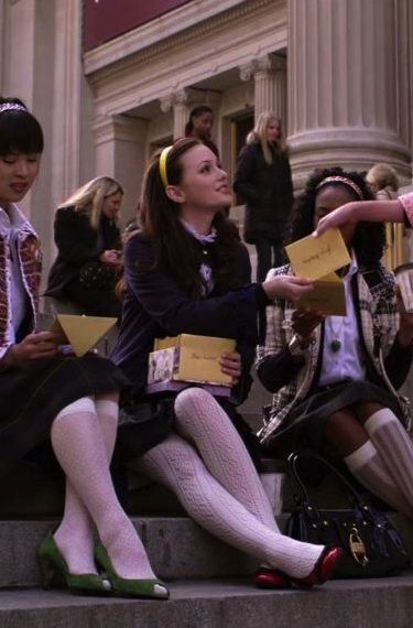 1x01 Catherine Melandrino blouse  A lovely uniform ensemble. I love the appropriate red flats and her white tights. Mode Gossip Girl, Estilo Blair Waldorf, Estilo Gossip Girl, Blair Waldorf Aesthetic, Blair Waldorf Outfits, Blair Waldorf Gossip Girl, Stile Blair Waldorf, Blair Waldorf Style, Gossip Girl Blair