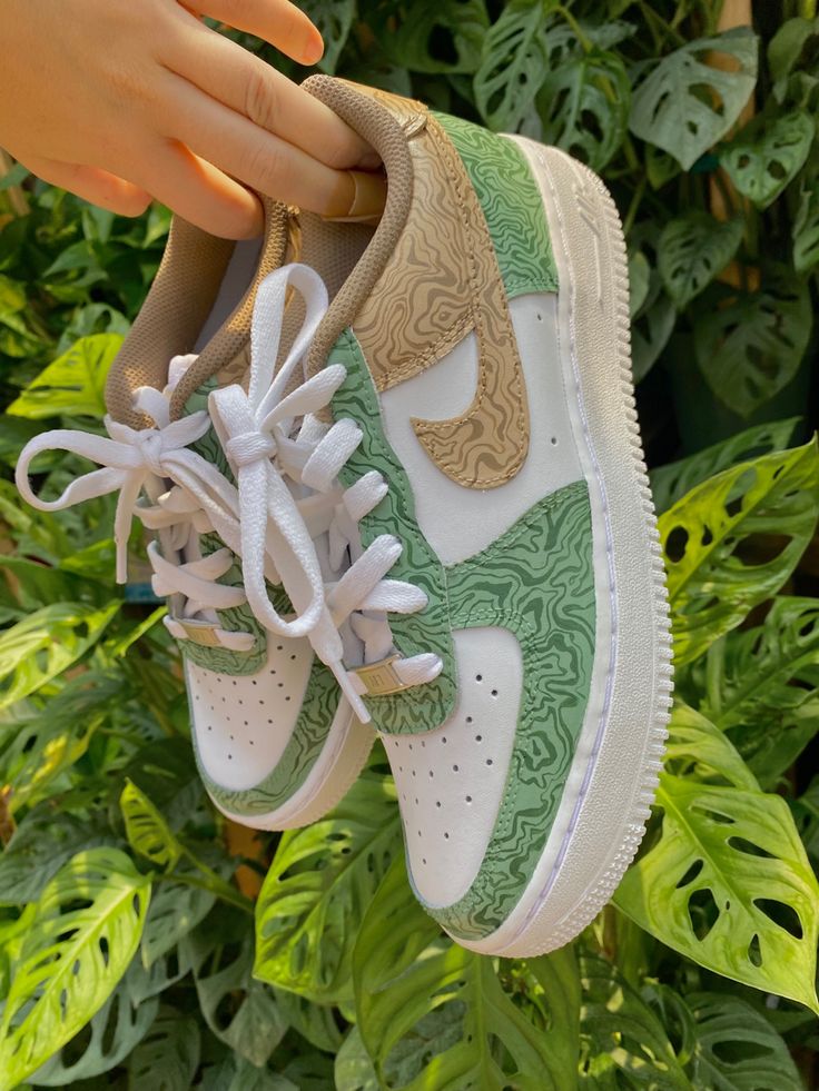 Painted Air Forces Ideas, Aesthetic Custom Shoes, Airforce 1 Paint, Drawing On Nike Shoes, Painted Nike Air Force, Custom Nike Air Force, Custom Painted Nikes, Shoe Painting Ideas Nike Air Force 1, Af1 Painting Ideas