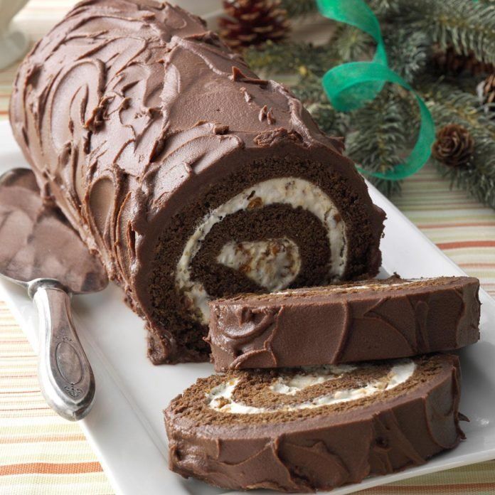 there is a chocolate roll with frosting on the plate