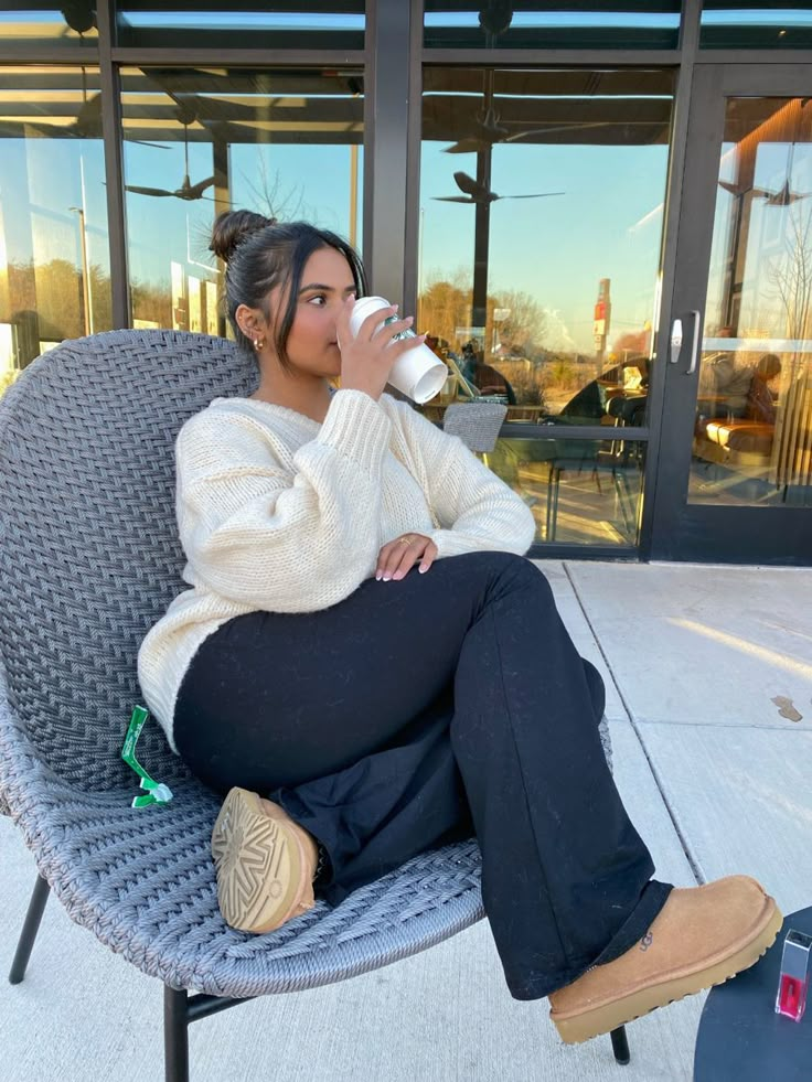 Coffee Outfit Ideas Casual, Cozy Brunch Outfit Winter, Comfy Cute Brunch Outfits, Ugg Plus Size Outfit, Breakfast Winter Outfit, Coffee Cafe Outfit, Grabbing Coffee Outfit, Cafe Date Outfit Winter, White Uggs Outfit