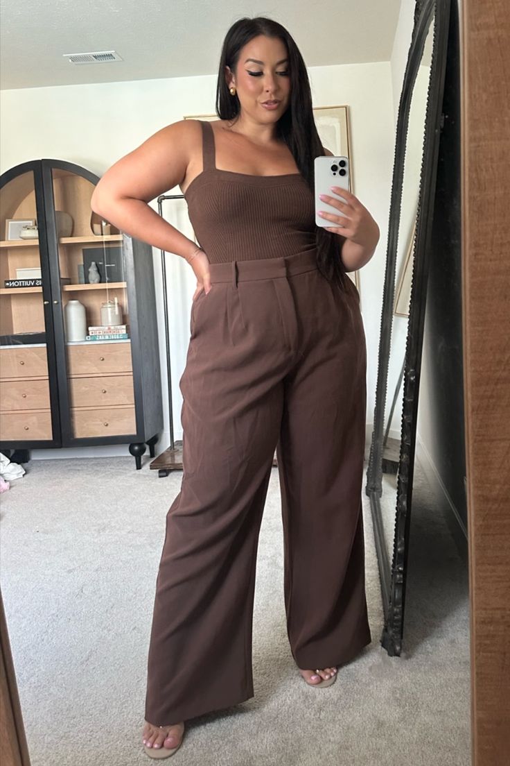 Midsize Dressy Outfits, Mid Size Summer Outfits Work, Curvy Summer Outfit, Party Plus Size Outfits, Casual Party Outfit Plus Size, Curve Summer Outfits, Curvy Party Outfit, Tan Trousers Outfit Women, Big Women Fashion Plus Size Outfits