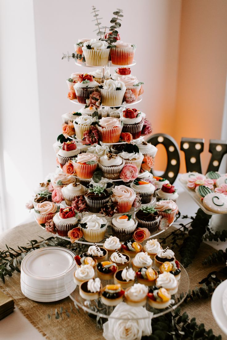 cupcakes are arranged in the shape of a christmas tree on top of a table