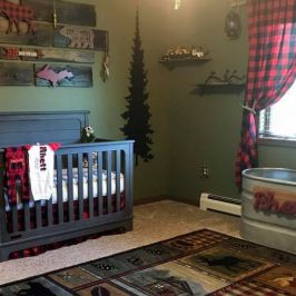 a baby's room is decorated in red and green