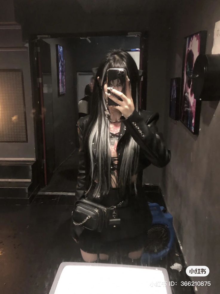 Goth Mirror Selfie, Korean Goth Fashion, Ideas Fotos En Casa, Asian Punk, Asian Goth, Queen Vampire, Goth Fits, Girly Pop, Handbag Essentials