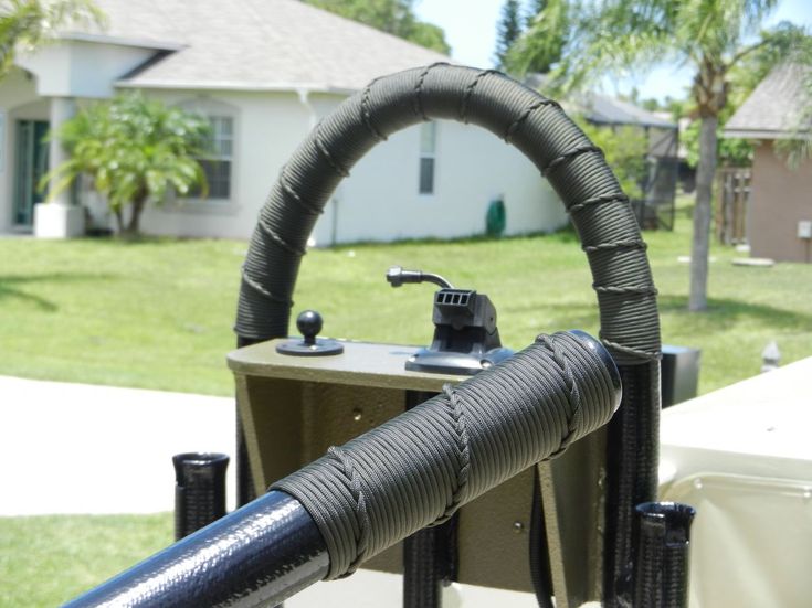 a black hose is attached to the back of a truck