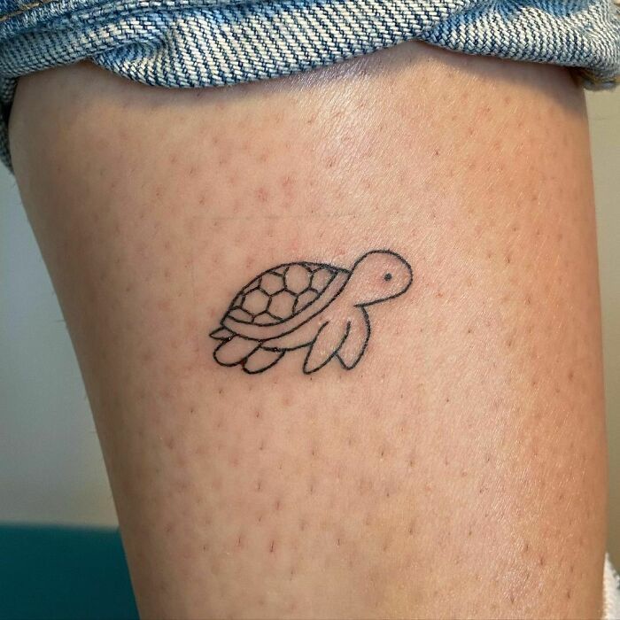 A Turtle Small Turtle Tattoo, Tattoo Main, Element Tattoo, Cute Simple Tattoos, Turtle Tattoo Designs, Small Turtle, Petit Tattoo, Pretty Hand Tattoos, Small Pretty Tattoos