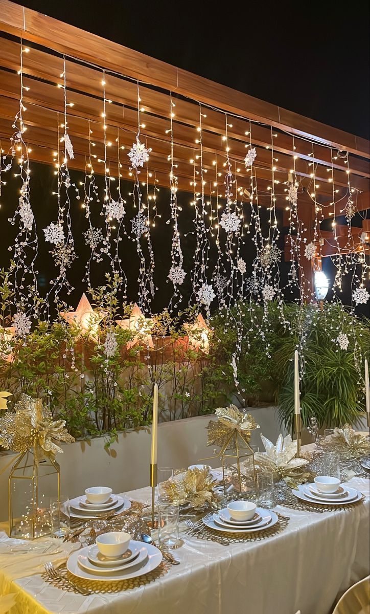 Outdoor winter wonderland themed christmas tablescape - white, silver, gold and champagne Outdoor Winter Wonderland Party, Christmas Themed Sweet 16, Winter Birthday Dinner Ideas, Winter Wonderland Party Outdoor, Winter Theme Dinner Party, Winter Birthday Dinner Party, Winter Themed Dinner Party Ideas, Winter In Wonderland Party Ideas, Classy Christmas Party Ideas