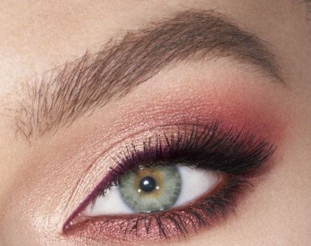 Makeup For Crimson Dress, Pink Burgundy Makeup, Maroon And Silver Makeup, Deep Red Eyeshadow Looks, Red Brown Eye Makeup, Maroon Eyeliner Looks, Soft Burgundy Eye Makeup, Cranberry Eyeshadow Looks, Makeup Ideas For Burgundy Dress