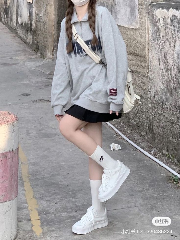 Skirt Outfits Korean, Korean Hoodie, Short Girl Fashion, Short Skirts Outfits, Ancient Chinese Clothing, Simple Style Outfits, Dream Style, Cute Selfies Poses, Fit Ideas