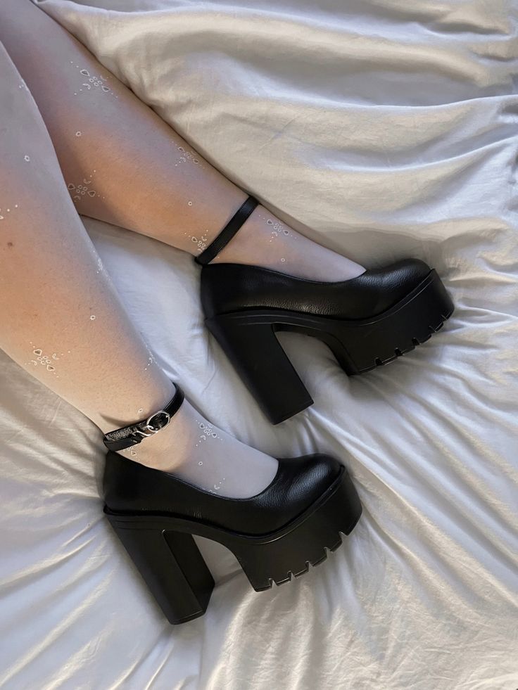 Pretty Heels, Dr Shoes, Fashion Shoes Heels, Cute Shoes Heels, Fancy Shoes, Cute Heels, Shoe Inspo, Girly Shoes, Aesthetic Shoes