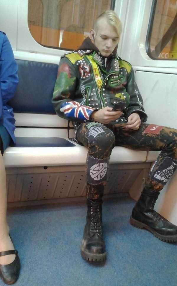 33 more crazy pictures that prove the Russian subway fashion is uniquely weird. #russia #subway #fashion #subwayfashion #russiansubway Punk Outfits 80s, Punk Oc, 80s Punk Fashion, Gutter Punk, Punk Mode, Punk Jacket, Punk Chic, Punk Boy, 80s Punk