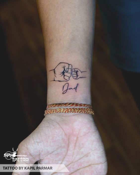 Tattoos For Men Family, Tatuaje Ekg, Hand Tattoos For Guys Men, Rip Tattoos For Dad, Hand Tattoos For Men, Tattoo Font For Men, Band Tattoos For Men, Family Tattoos For Men, Father Daughter Tattoos