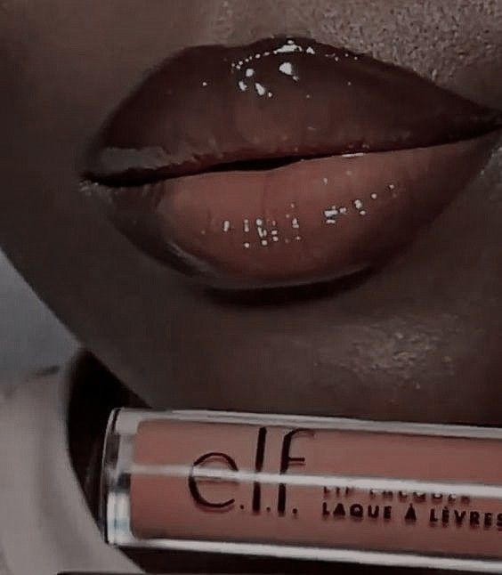 Black Glossy Lips, Freaknik Makeup Looks, Brown Ombre Lips, Pretty Lips Aesthetic, Lip Combo Dark Skin, Dark Lip Liner And Gloss, Baddie Lipstick, Boca Gloss, Lip Gloss Combos