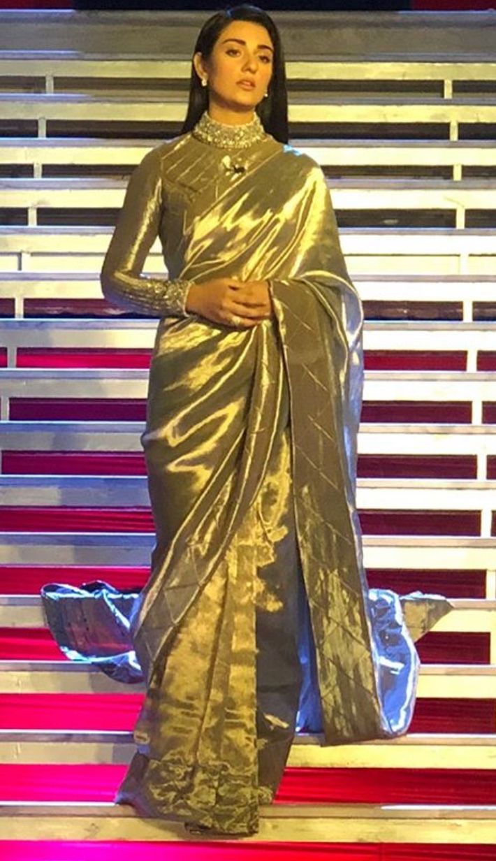 Golden Saree With Full Sleeve Blouse, Full Sleeve Sari Blouse, Golden Full Sleeve Blouse, Halter Neck Blouse With Sleeves, Saree With Turtle Neck Top, Turtle Neck Blouse Saree, High Neck Full Sleeve Blouse, Full Sleeve Blouse Designs Back Side, Close Neck Blouse Designs