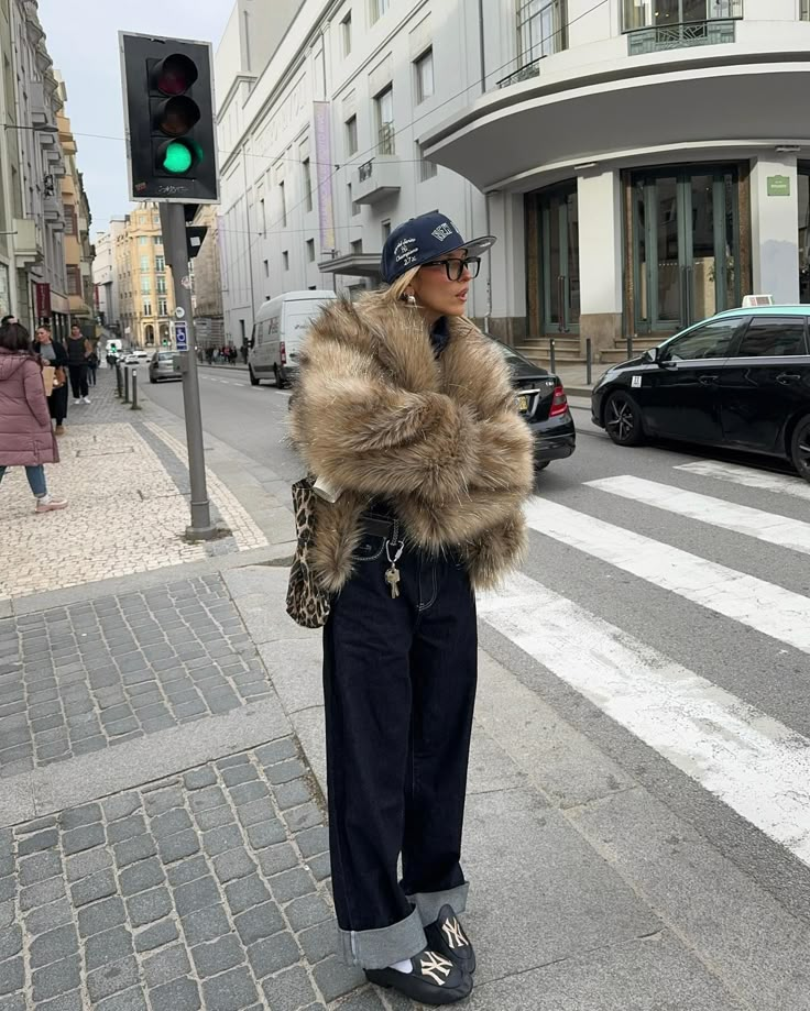 Instagram Faux Fur Coat Street Style, Fluffy Jacket Outfit, Leopard Coat Outfit, Fur Coat Street Style, Fur Coat Outfits, Outdoor Concert Outfit, Faux Fur Coats Outfit, Fur Jacket Outfit, Fur Street Style