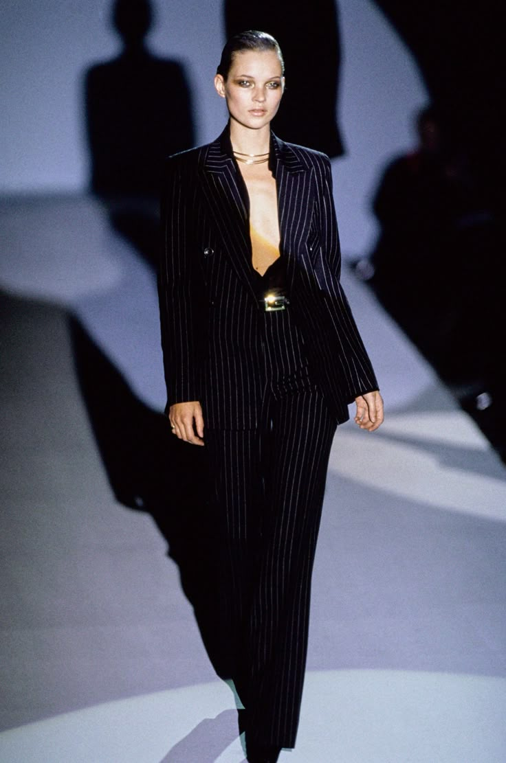 Gucci Fall 1996 Ready-to-Wear Fashion Show - Kate Moss Gucci Runway, Gucci Suit, Tom Ford Gucci, 90s Runway Fashion, Vintage Runway, Gucci Dress, 1990s Fashion, Couture Mode, To Wear