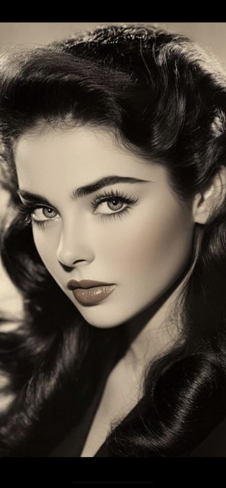 Vintage Hollywood Actresses, Classic Old Hollywood Makeup, Older Women With Dark Hair, Vintage Glam Makeup Classic Hollywood, Old Hairstyles Woman, Old Hollywood Bridal Makeup, Classic Beauty Aesthetic, Old Fashion Hairstyle, Retro Hairstyles For Long Hair