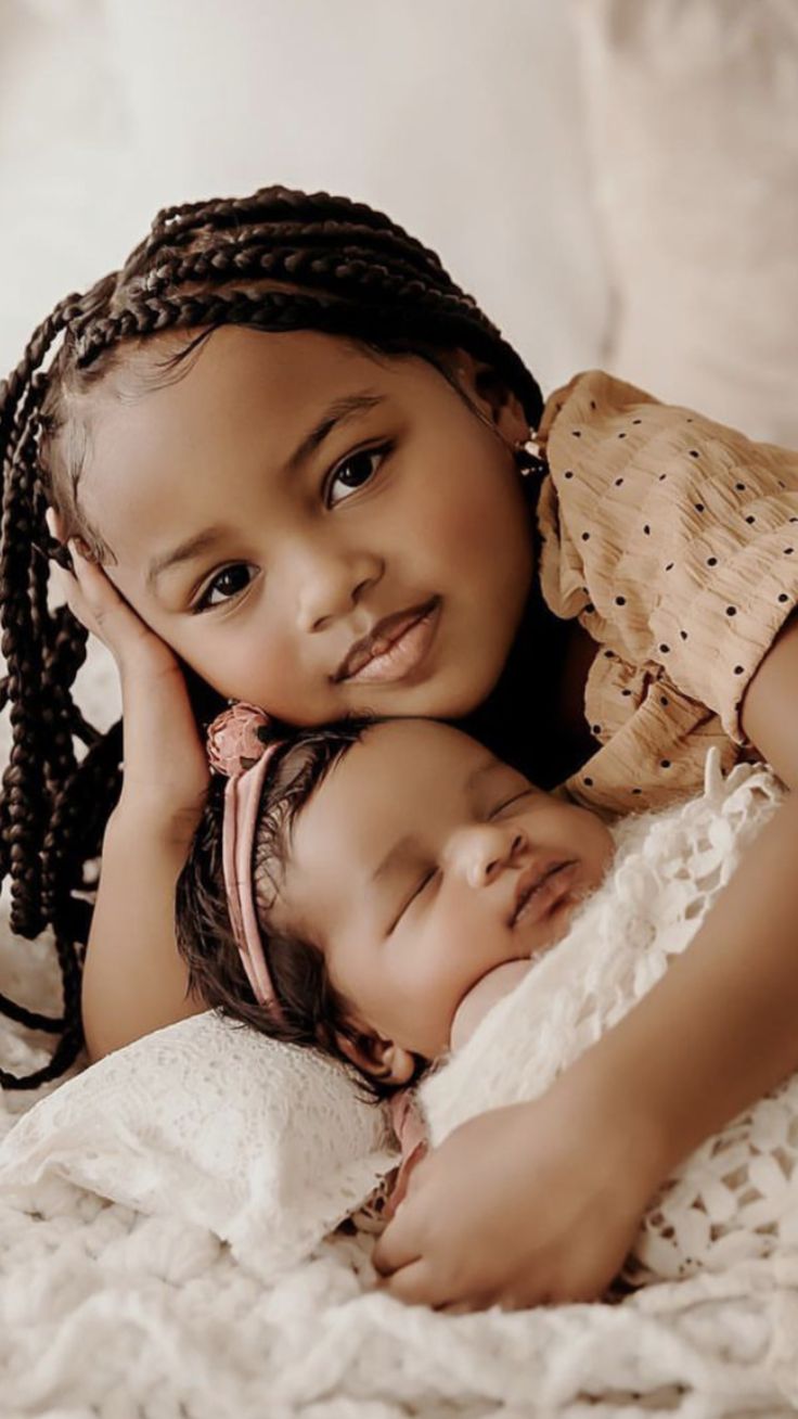 Big Sister Photoshoot, Sibling Photo Shoots, Cute Kids Pics, Headshot Poses, Sister Photos, Mommy Goals, Beautiful Black Babies, Mixed Babies, Cute Baby Videos