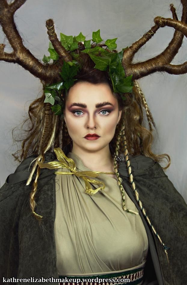 Artemis Costume, Greek Goddess Makeup, Greek Mythology Costumes, Mythology Costumes, Artemis Greek Goddess, Goddess Party, Goddess Of The Hunt, Goddess Makeup, Artemis Goddess