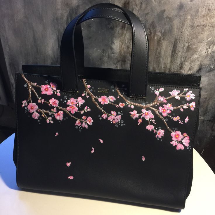 Purse Art Paint, Painting On Leather Bags Ideas, Leather Purse Diy, Hand Painted Bags Handbags, Hand Painted Leather Bag, Black Sling Bag, Painted Leather Bag, Hand Painted Purses, Pretty Tote Bags