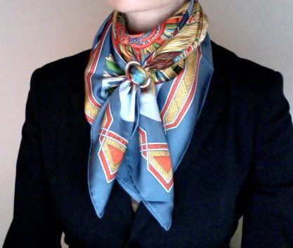 Cowboy knot Scarf With Blazer, Cowboy Knot, Head Scarf Tying, Scarf Knots, Silk Neck Scarf, Long Silk Scarf, Ways To Wear A Scarf, How To Wear A Scarf, Spring Scarves