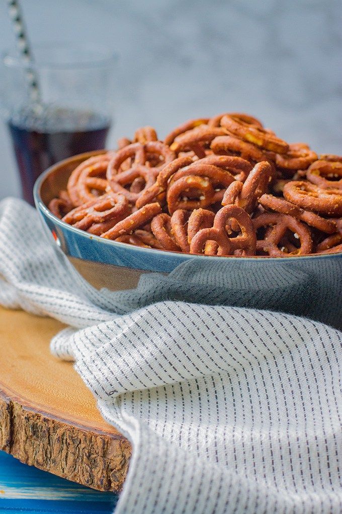 Crunchy honey mustard pretzels | A simple, easy, addictive snack for game day or after school treats. #footballsnacks #seasonedpretzels Honey Mustard Pretzels Recipe, Mustard Pretzels Recipe, After School Treats, Mustard Pretzels, Honey Mustard Pretzels, Seasoned Pretzels, Homemade Honey Mustard, Football Snacks, Holiday Sweets