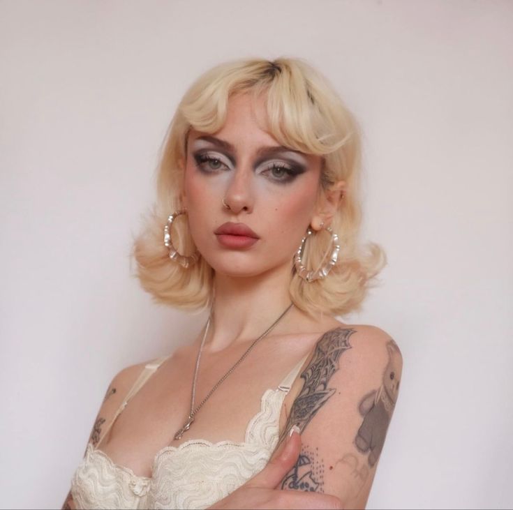 Curly Hairstyles Aesthetic, Makeup Short Hair, Eve Frsr, Hairstyles Aesthetic, Punk Makeup, Alternative Makeup, Ethereal Makeup, Photoshoot Makeup, Beauty Photoshoot