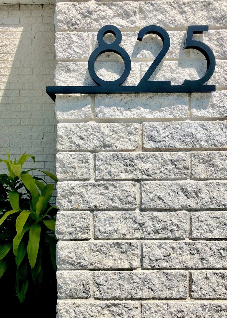 a brick building with the number 822 on it