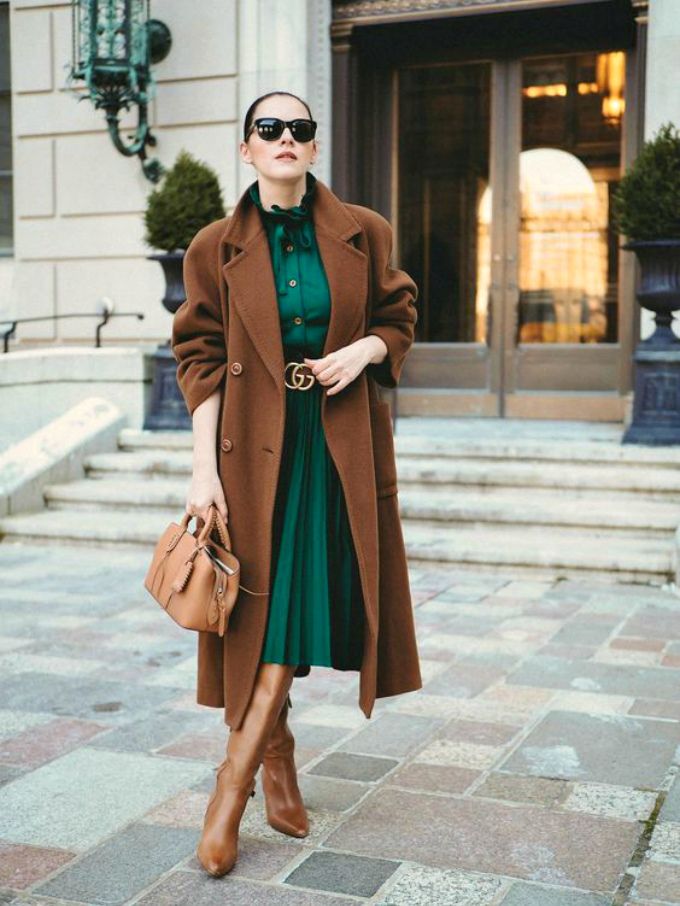 Emerald Green Outfit, Green Dress Outfit, Rok Outfit, Color Combos Outfit, Outfit Trends, Green Outfit, Brown Coat, 가을 패션, Everyday Dresses