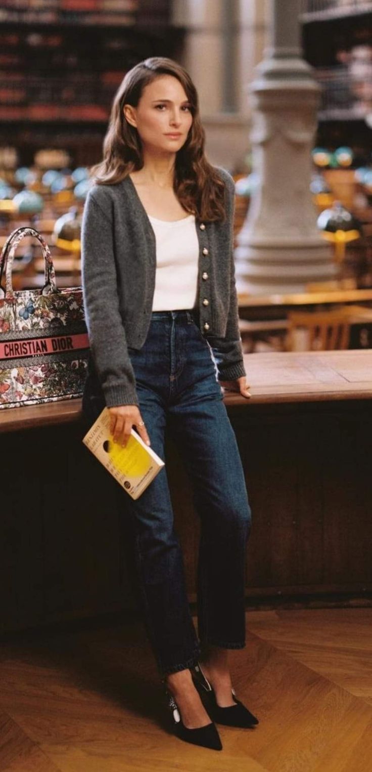 Chic Nerd Outfits, Actress Off Duty Style, Feminine Jean Outfits, Romantic Glam Outfit, 90 Classy Fashion, Feminine Curvy Outfits, Hourglass Outfit Inspiration, Timeless Classic Outfits, Dramatic Classic Style Outfits Winter