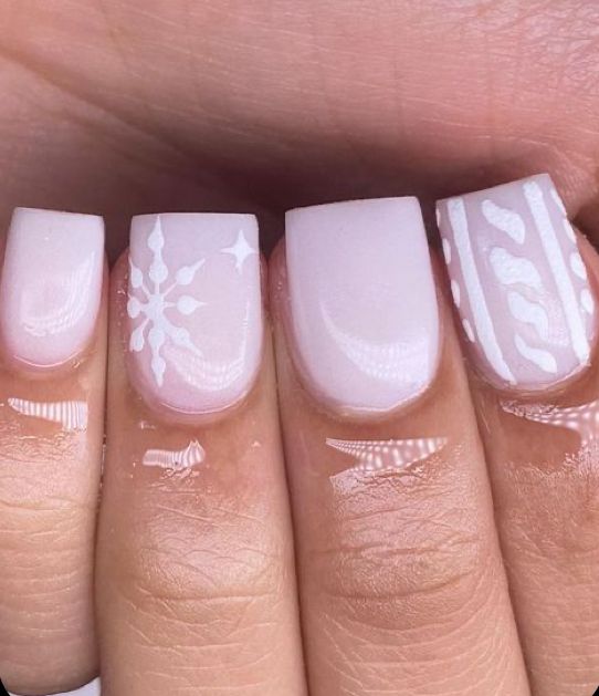 Short Short Christmas Nails, Simple Christmas Nails Winter Short Square, Simple Nail Designs Short Square, Square Christmas Nail Designs, Winter Short Square Nails, Baddie Christmas Nails Short, Short Nails Ideas For Christmas, Winter Dip Nails Short, Natural Nail Christmas Designs