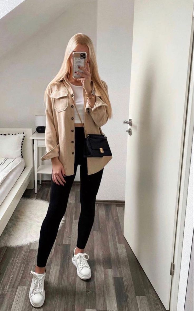 Outfit Sobrecamisa Beige, Outfit Con Sobrecamisa, Sobrecamisa Mujer Outfit, Tan Outfits For Women, Beige Shirt Outfit, Frühling Outfit, Germany Outfits, Mantel Outfit, Leggings Outfit Casual