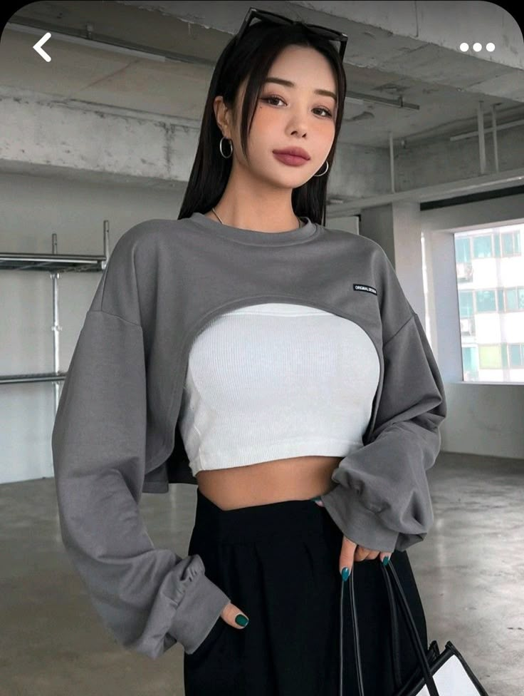 Super Crop Outfit, Short Hoodie Outfit Crop Tops, Cropped Sweatshirt Outfit Street Style, Super Cropped Hoodie Outfit, Cropped Pullover Outfits, Crop Sweatshirt Outfit, Crop Sweater Outfit, Cropped Sweatshirt Outfit, Baggy Crop Top