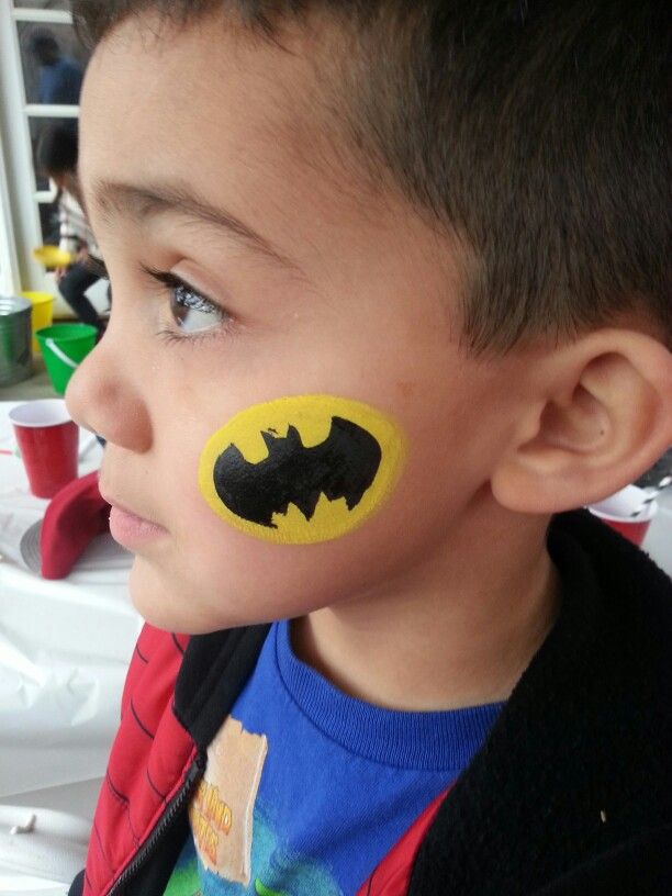 Batman Cool Make Up Ideas, Face Painting Booth, Batman Face Paint, Batman Theme Party, Easy Face Painting Designs, Easy Face Painting, Batman Painting, Art Face Painting, Super Hero Day