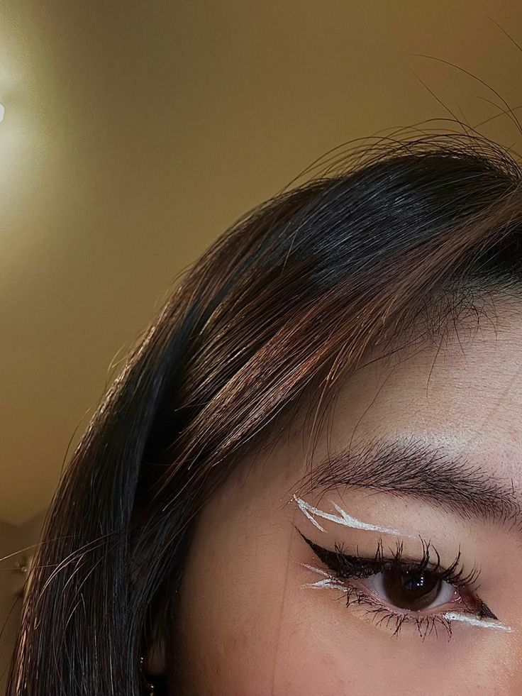 Cool Winged Eyeliner, Party Eyeliner Looks, Eye Make Up White Eyeliner, Eye Lining Ideas, Hooded Eyes White Eyeliner, White Eyeliner Asian Eyes, White Eyeliner Eye Makeup, Light Eyeliner Makeup, Eyeliner Make Up Looks