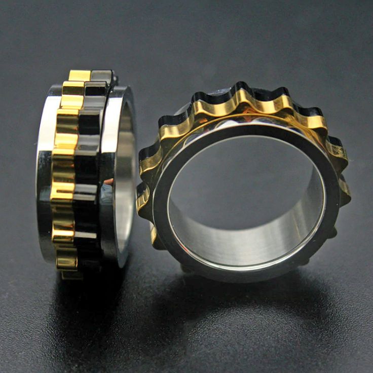 A fidget spinner for bikers? The gear surrounding this stainless steel ring moves. How dope is that? A beautiful, minimal design for discerning gearheads. Delivery: 2-4 weeks This product ships to you directly from our overseas supplier Use this guide to measure your ring size