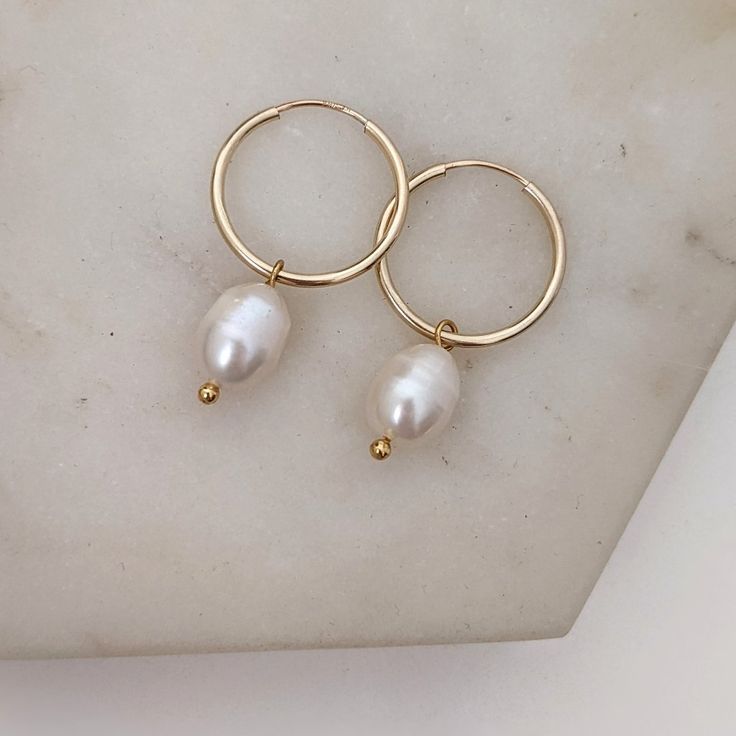 These Versatile Hoops Feature Our 16mm Essential Hoops Coupled With A Freshwater Pearl. They're Perfect For Just About Any Occasion. -Materials: Gold Filled Hoops, Freshwater Pearls *Please Note That Because These Are Made With Freshwater Pearls, There Will Be Variations Between Each Piece As No Two Are Exactly The Same. Gold With Pearl Jewelry, 14k Gold Hoop Earrings, Jewelry Aesthetic, Gold Leaf Earrings, Face Earrings, Diamond Eyes, Gold Filled Hoops, Love Jewelry, Mismatched Earrings