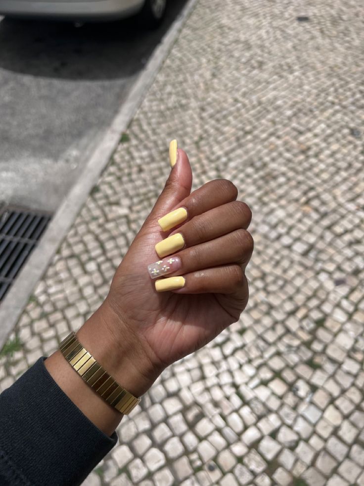 Yellow Spring Aesthetic, Light Yellow Nails, Pastel Yellow Nails, Nails School, Nails Yellow, School Nails, Welcome Spring, Spring Aesthetic, Yellow Nails