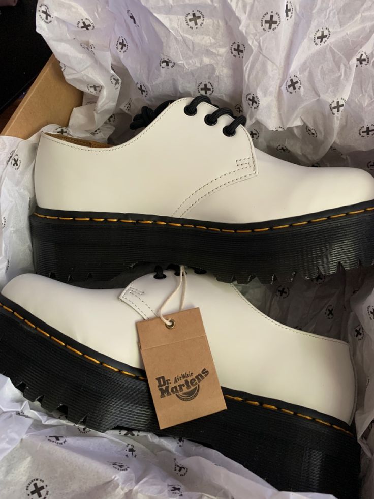 Dr Martens 1461 Outfit Women, Doc Martens Dress Shoes, Dr Martens Loafers Outfit, Low Top Doc Martens, White Dr Martens Outfit, White Platform Doc Martens, Low Doc Martens, White Docs, Doc Marten Shoes